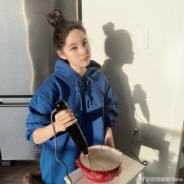 真相哭笑不得！欧阳娜娜坐后备箱 二话不说钻进去可爱极了