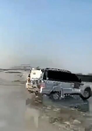 不计后果很严重!汽车驶上冰面坠河 驾驶员及乘车人共计两人溺亡