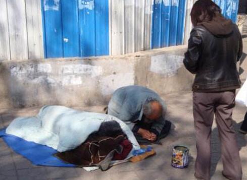 真相！老夫妻带孙女乞讨是怎么回事？老人推一辆婴儿车乞讨详情始末