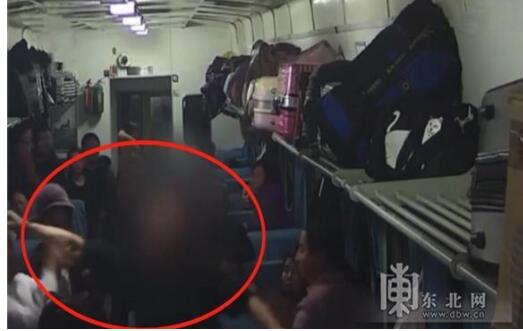 又双叒叕真相了!男子霸座乘客脑袋是怎么回事?背后原因详情始末