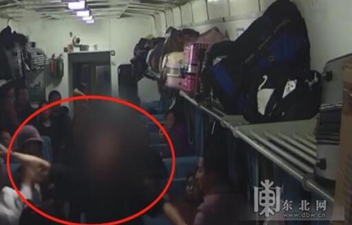 太嚣张了！男子霸座乘客脑袋 旅客制止直接薅住头发一顿厮打
