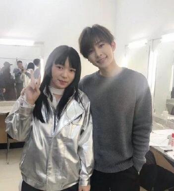 笑cry！炎亚纶与黄牛合照 哭笑不得地发文“原来我也中招了”