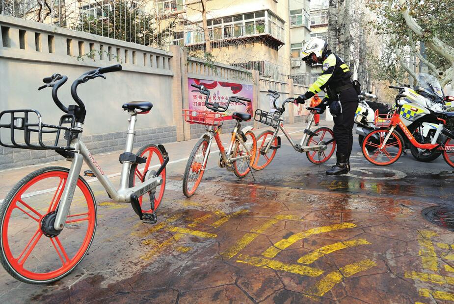 横车隔冰路 温暖整座城 90后骑警引导行人避开结冰路面