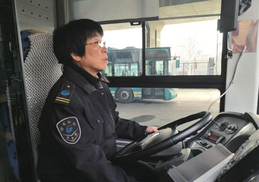 [温暖泉城]众人搭手救人 车厢暖意如春