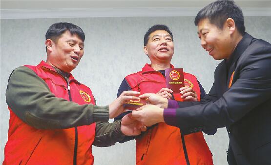 这俩山东好汉在俄勇斗劫匪 回济南后加入泉城义工