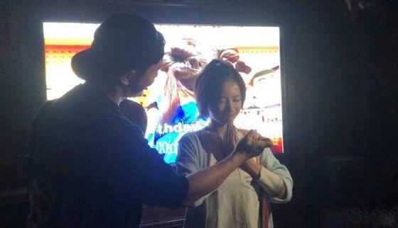 戏里戏外好人缘！舒妃李春媛庆生 佘诗曼送拥抱黄晓明与寿星合影