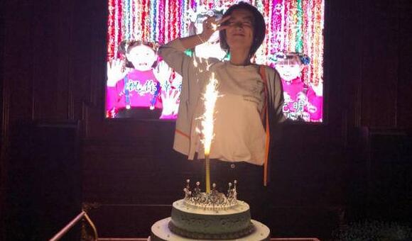 戏里戏外好人缘！舒妃李春媛庆生 佘诗曼送拥抱黄晓明与寿星合影