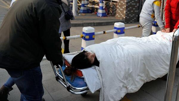 女孩临考前出车祸骨盆骨折 为不留遗憾坐担架进考场