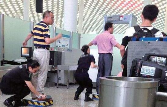 真相曝光竟是这？机场安检诡异微笑是怎么回事?背后原因详情始末