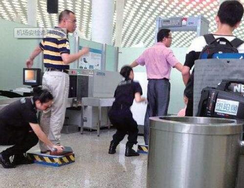 终于真相了?机场安检诡异微笑是怎么回事?背后原因详情始末曝光