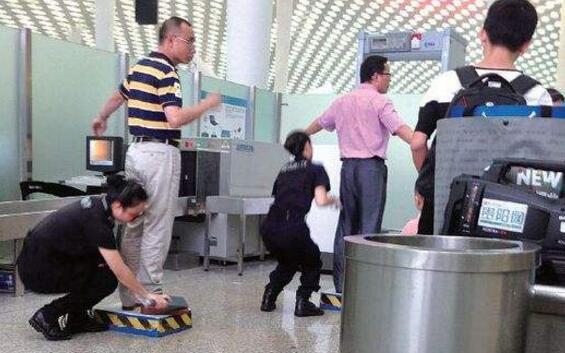 终于真相了!机场安检诡异微笑是怎么回事?背后原因详情始末惊呆网友
