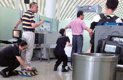 真相来了!机场安检诡异微笑是怎么回事?背后原因详情始末曝光震惊