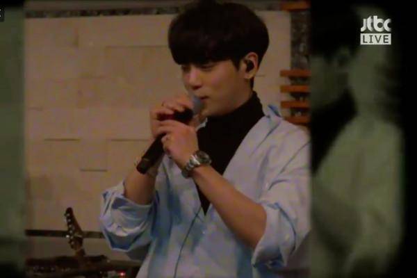 忍不住哽咽!珉豪替钟铉领奖 现场播放钟铉生前最后的演唱会影片令人鼻酸