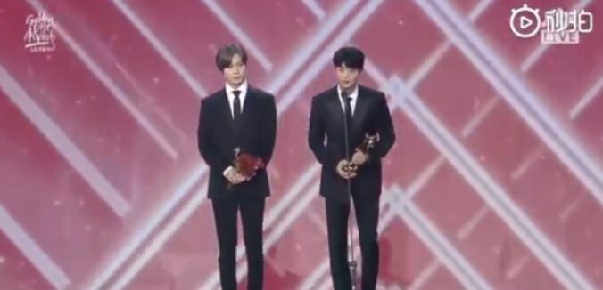 忍不住哽咽!珉豪替钟铉领奖 现场播放钟铉生前最后的演唱会影片令人鼻酸