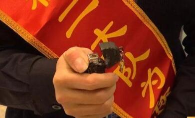 真相令人哭笑不得!机场安检男子面露诡异微笑是怎么回事?竟然是为了这种事