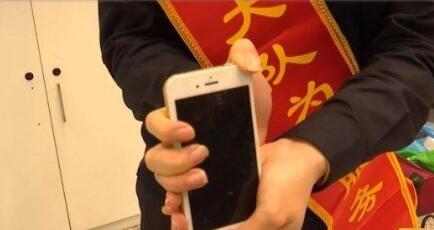 真相令人哭笑不得!机场安检男子面露诡异微笑是怎么回事?竟然是为了这种事