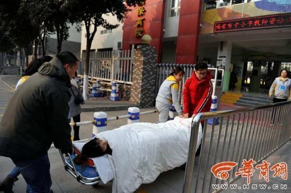 女子面试前出车祸事件始末：飞来横祸 女子摔伤向被担架抬着进考场
