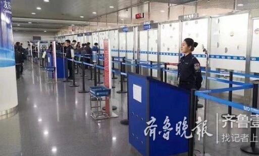 机场安检诡异微笑 男子口含打火机过安检不扶墙就服你