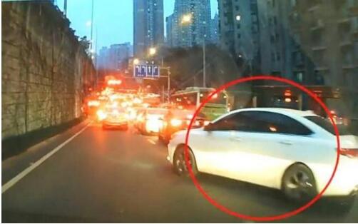 男子碰瓷月赚万元 为儿子上名牌大学筹资称“不能给他抹黑 ”