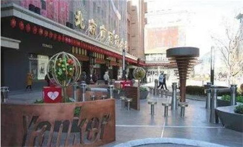 王府井建吸烟区:“烟客”完胜 醒目的地标旁横着13根吸烟的柱子 