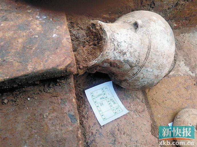 大学食堂挖出古墓是怎么回事?网友调侃:可以在校内上实体就地考古课