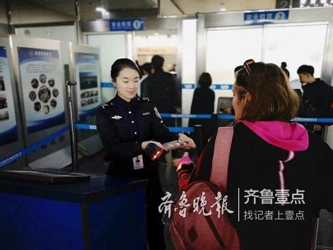 看得后背发凉!机场安检诡异微笑 乘客只是为了好玩竟做出这种事