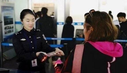 口含火机闯关?机场安检诡异微笑是怎么回事?真相曝光详情哭笑不得