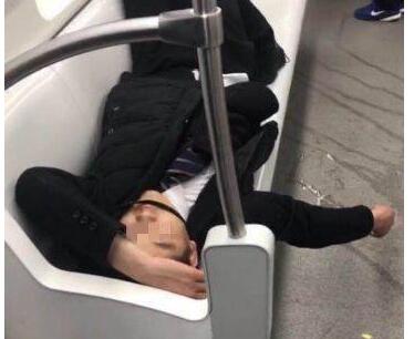 真相来了！醉酒男子当众便溺是怎么回事？背后原因详情始末惊呆网友