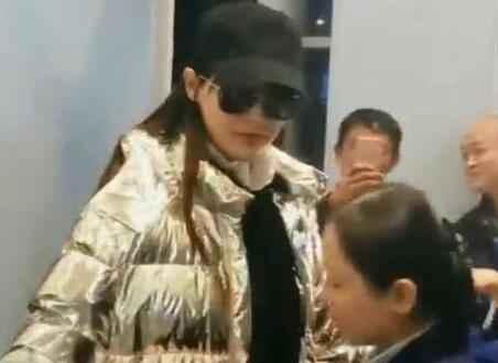 唐嫣安检不脱外套 网友:有可能是乘坐高铁呢