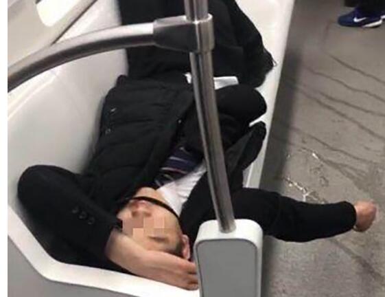 终于真相了?醉酒男子当众便溺是怎么回事?背后原因详情始末惊呆网友