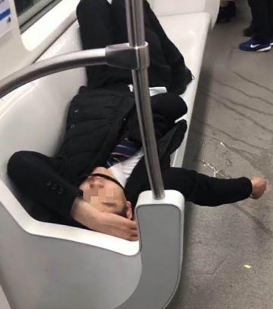 终于真相了！醉酒男子当众便溺是怎么回事?乘客惊呼差点就溅到身上！