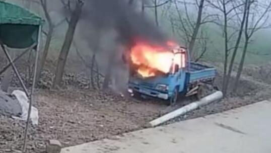 终于真相了！学生玩炮仗点货车是怎么回事？背后原因及详情始末震惊