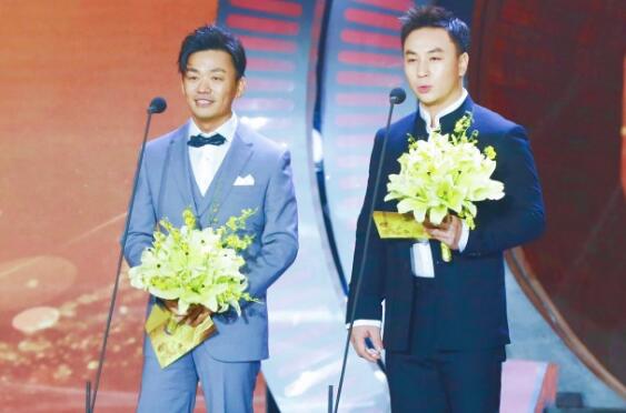 王宝强释小龙同框颁奖渊源深 二人青涩旧照曝光身高遭调侃