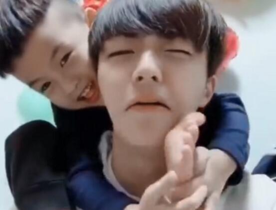 陈立农称陪伴家人很幸福 转头“嫌弃”侄子脚丫臭