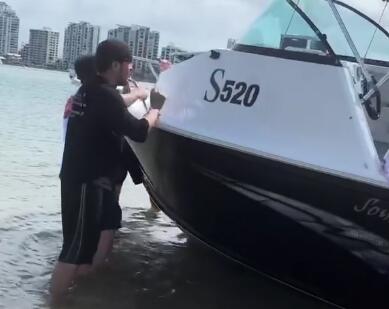 周杰伦带昆凌澳洲海边度假 游船搁浅周董边推边唱这首歌