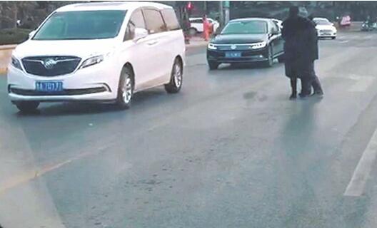 [温暖泉城]老人过马路摔倒“最美”钢琴老师飞奔搀扶