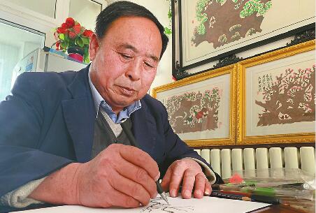 宿管大爷“自创”中性笔画成“网红” 义卖字画捐款8000余元