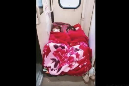 终于真相了?女孩火车过道铺床是怎么回事?背后详情始末曝光真相震惊了