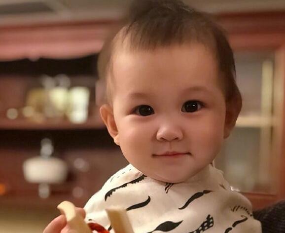 眼睛像我，鼻子像她妈!曹云金首晒女儿 粉丝无情拆台:你这是说反了吧