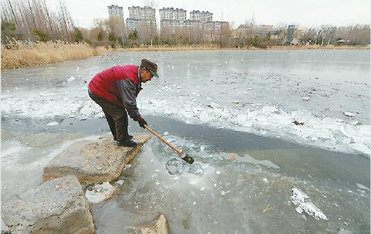 森林公园工人凿冰阻断危险 腊山河道有人涉险破冰摸鱼
