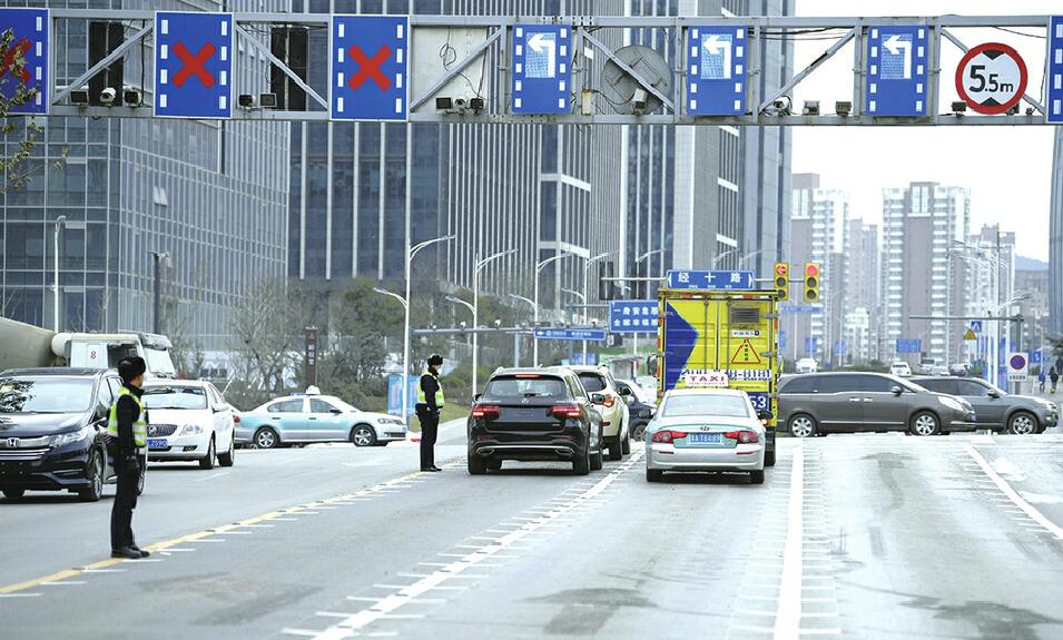 济南交警首创“分区拓展式信号控制系统” 3个车道可左转