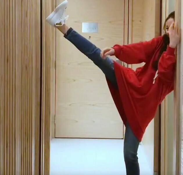 开腿功力真相了!迪丽热巴年会表演是怎么回事?热巴穿卫衣仔裤小白鞋