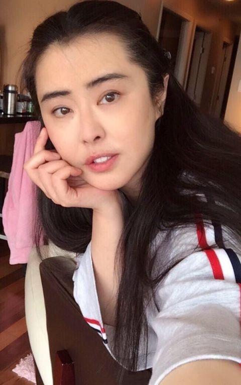 终于真相了？王祖贤正面照曝光怎么回事？51岁的她素颜出镜皮肤细嫩光滑