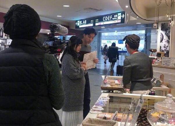 把狗粮撒的饱饱的!福原爱二胎孕肚照 爱酱怀孕7月依然少女感十足