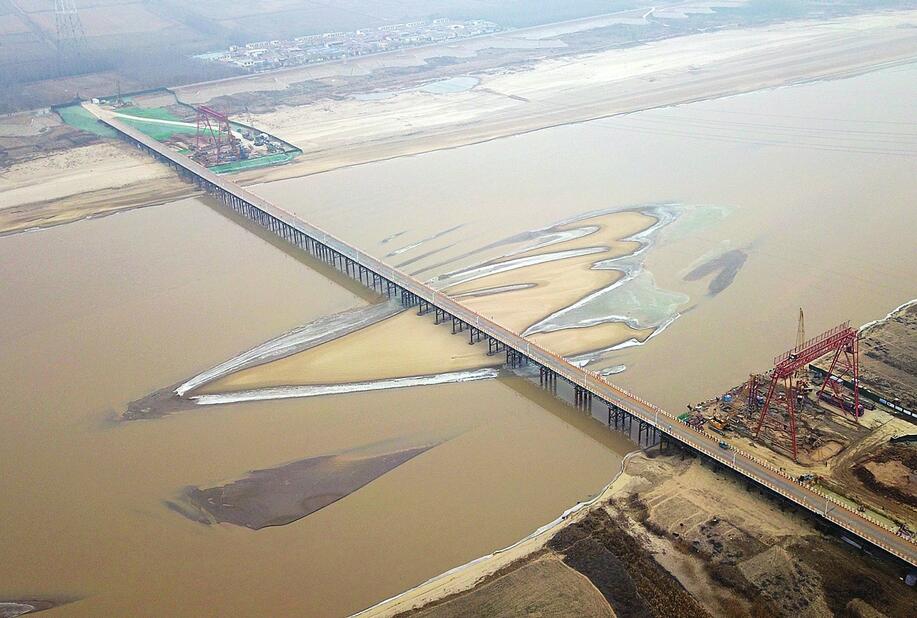 齐鲁黄河大桥施工栈桥搭建贯通 预计在2021年6月通车
