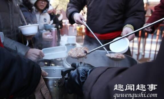 笑翻了!雍和宫腊八排粥队 锅、碗、盆、杯、饭盒等器具齐上阵