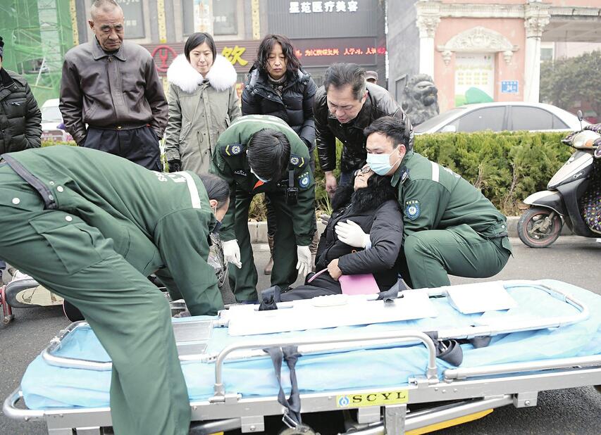 济南：女子骑车不慎摔倒在地 母女热心相助不留名
