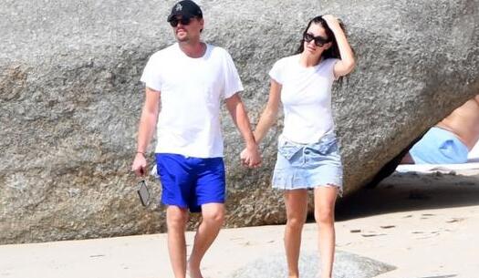 小李子携22岁嫩模女友海边度假 十指紧扣大秀恩爱