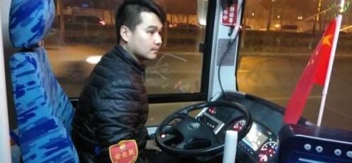 真相！公交车长砸窗救人是怎么回事？还原始末详情令人感动