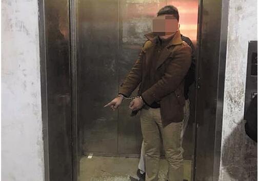 女孩电梯里遭猥亵整个过程持续约45秒 为何父母不报警？